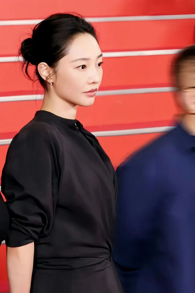 淡颜做浓事，火爆的白百合凭啥一句话捅了内娱马蜂窝？