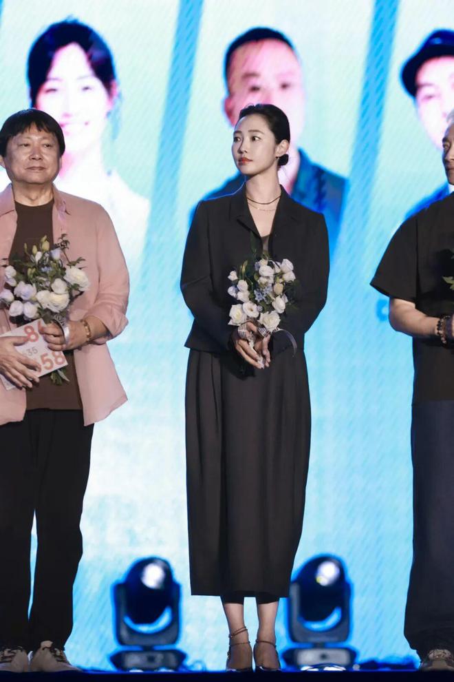 淡颜做浓事，火爆的白百合凭啥一句话捅了内娱马蜂窝？