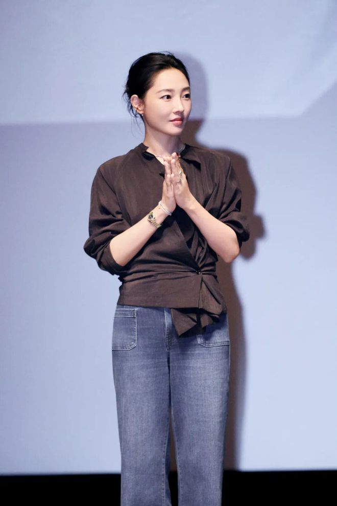 淡颜做浓事，火爆的白百合凭啥一句话捅了内娱马蜂窝？