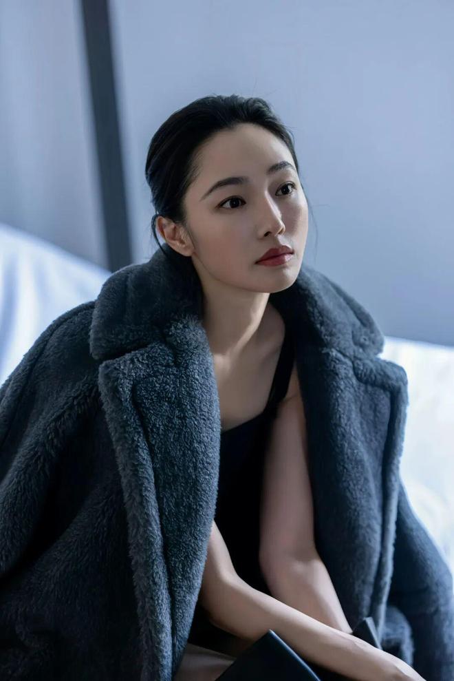 淡颜做浓事，火爆的白百合凭啥一句话捅了内娱马蜂窝？