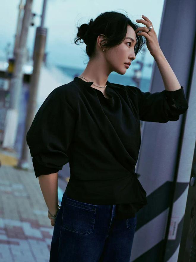 淡颜做浓事，火爆的白百合凭啥一句话捅了内娱马蜂窝？