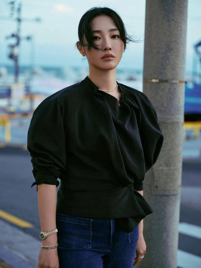 淡颜做浓事，火爆的白百合凭啥一句话捅了内娱马蜂窝？