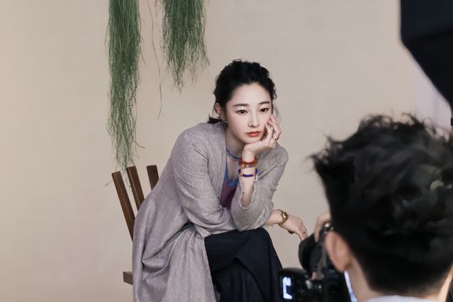 淡颜做浓事，火爆的白百合凭啥一句话捅了内娱马蜂窝？