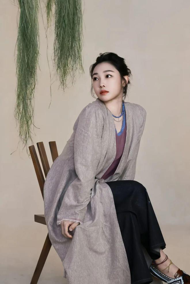 淡颜做浓事，火爆的白百合凭啥一句话捅了内娱马蜂窝？