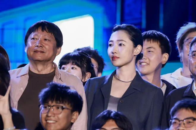 淡颜做浓事，火爆的白百合凭啥一句话捅了内娱马蜂窝？