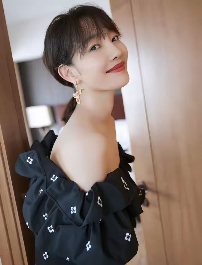 淡颜做浓事，火爆的白百合凭啥一句话捅了内娱马蜂窝？