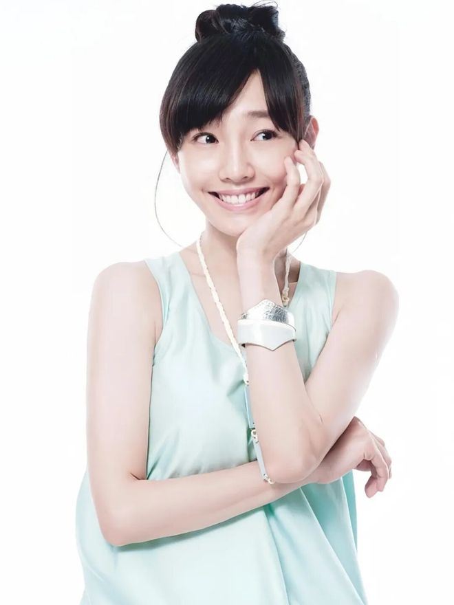 淡颜做浓事，火爆的白百合凭啥一句话捅了内娱马蜂窝？