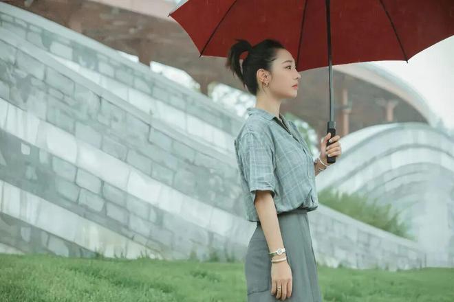 淡颜做浓事，火爆的白百合凭啥一句话捅了内娱马蜂窝？