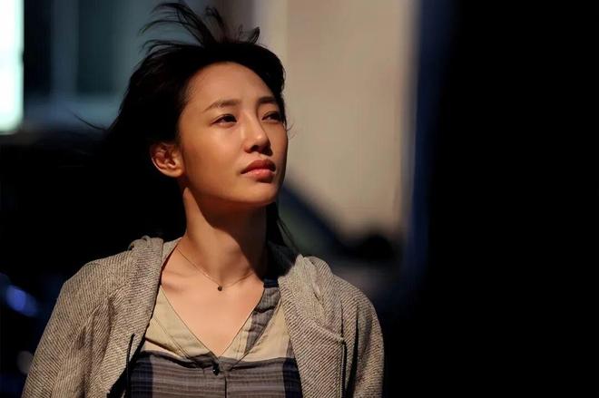 淡颜做浓事，火爆的白百合凭啥一句话捅了内娱马蜂窝？