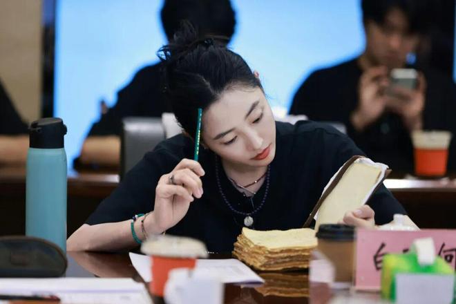 淡颜做浓事，火爆的白百合凭啥一句话捅了内娱马蜂窝？