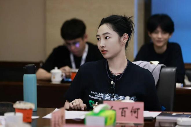 淡颜做浓事，火爆的白百合凭啥一句话捅了内娱马蜂窝？