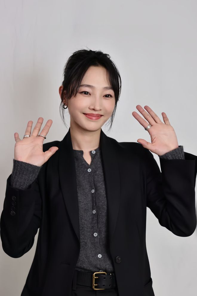 淡颜做浓事，火爆的白百合凭啥一句话捅了内娱马蜂窝？