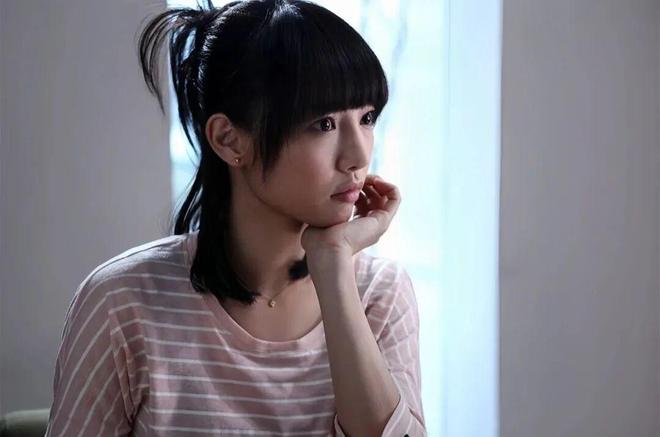 淡颜做浓事，火爆的白百合凭啥一句话捅了内娱马蜂窝？