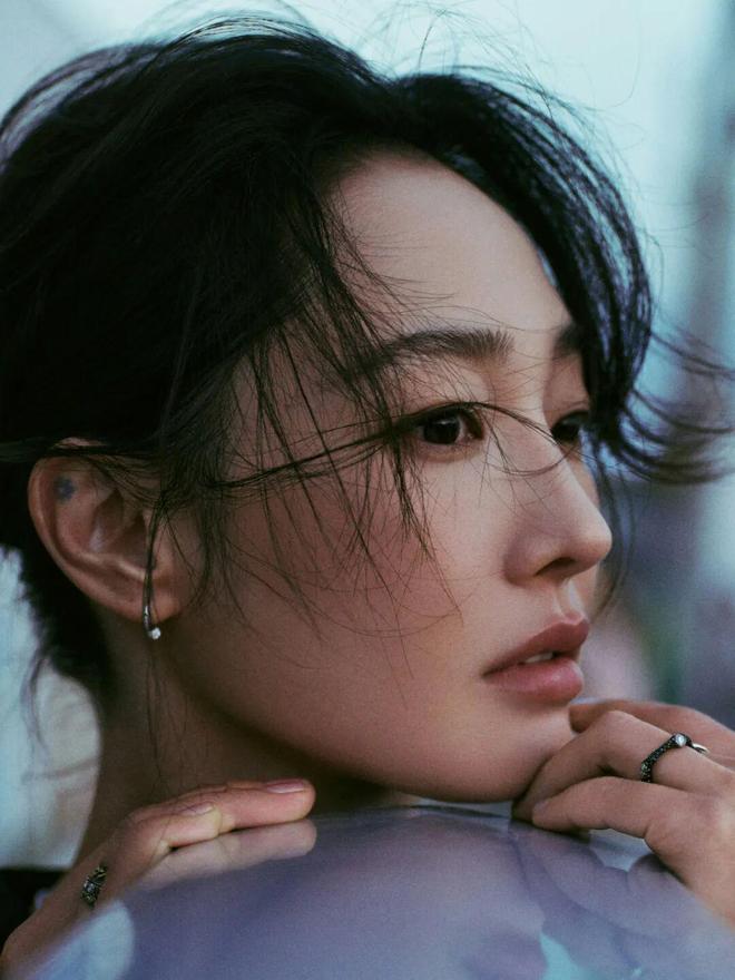 淡颜做浓事，火爆的白百合凭啥一句话捅了内娱马蜂窝？