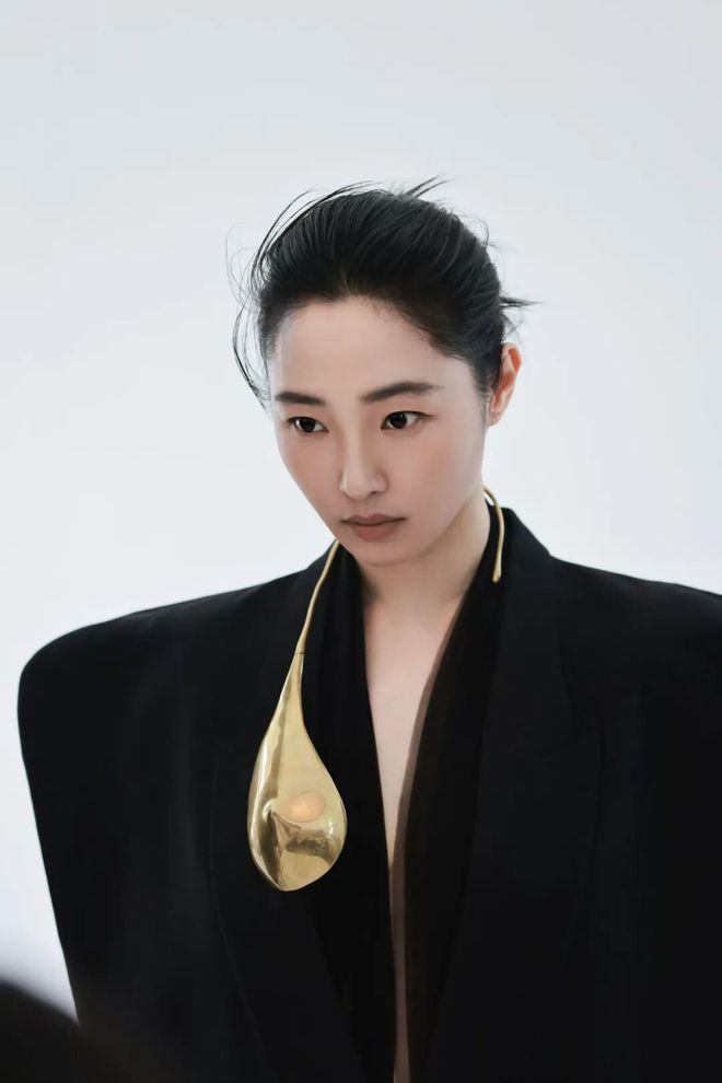 淡颜做浓事，火爆的白百合凭啥一句话捅了内娱马蜂窝？