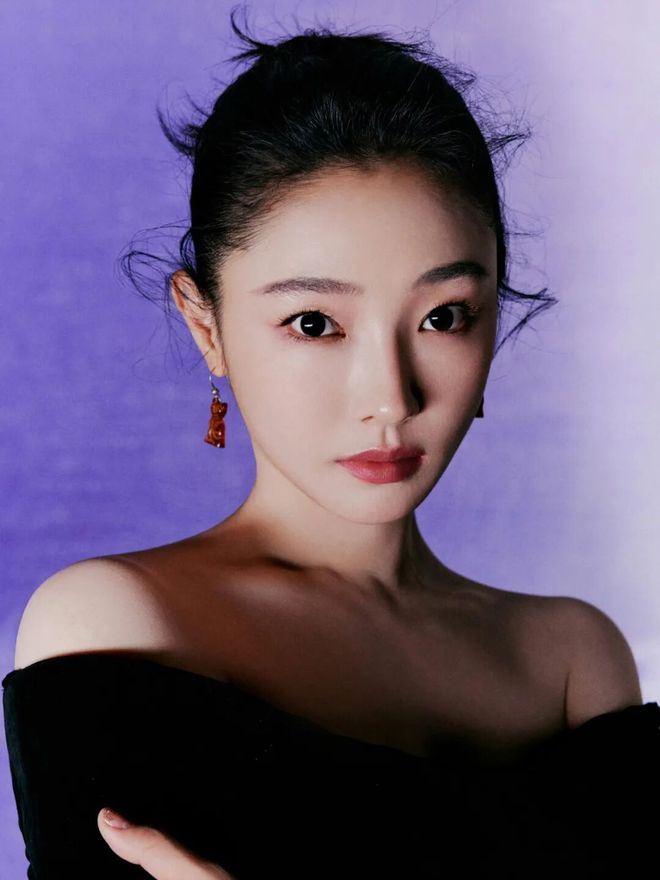 淡颜做浓事，火爆的白百合凭啥一句话捅了内娱马蜂窝？