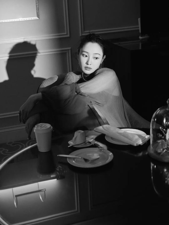 淡颜做浓事，火爆的白百合凭啥一句话捅了内娱马蜂窝？