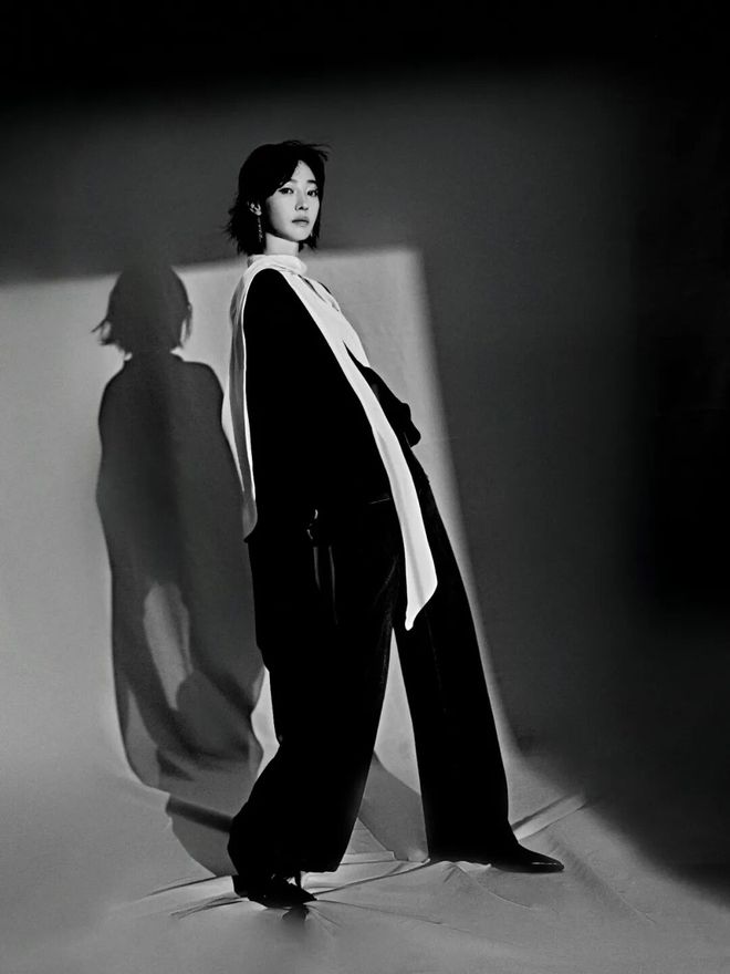 淡颜做浓事，火爆的白百合凭啥一句话捅了内娱马蜂窝？