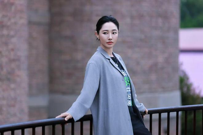 淡颜做浓事，火爆的白百合凭啥一句话捅了内娱马蜂窝？