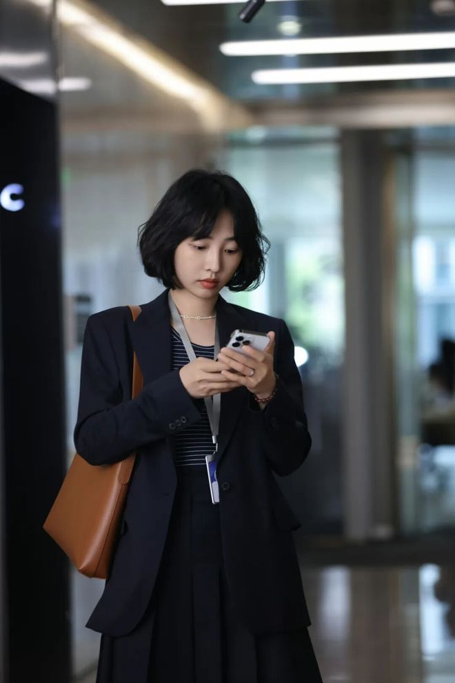 淡颜做浓事，火爆的白百合凭啥一句话捅了内娱马蜂窝？