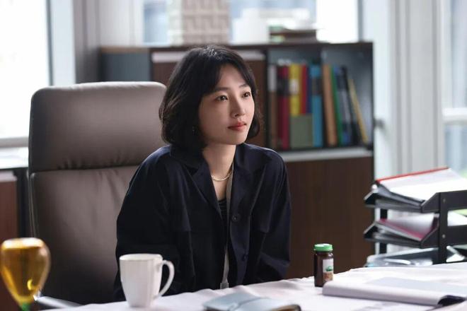 淡颜做浓事，火爆的白百合凭啥一句话捅了内娱马蜂窝？