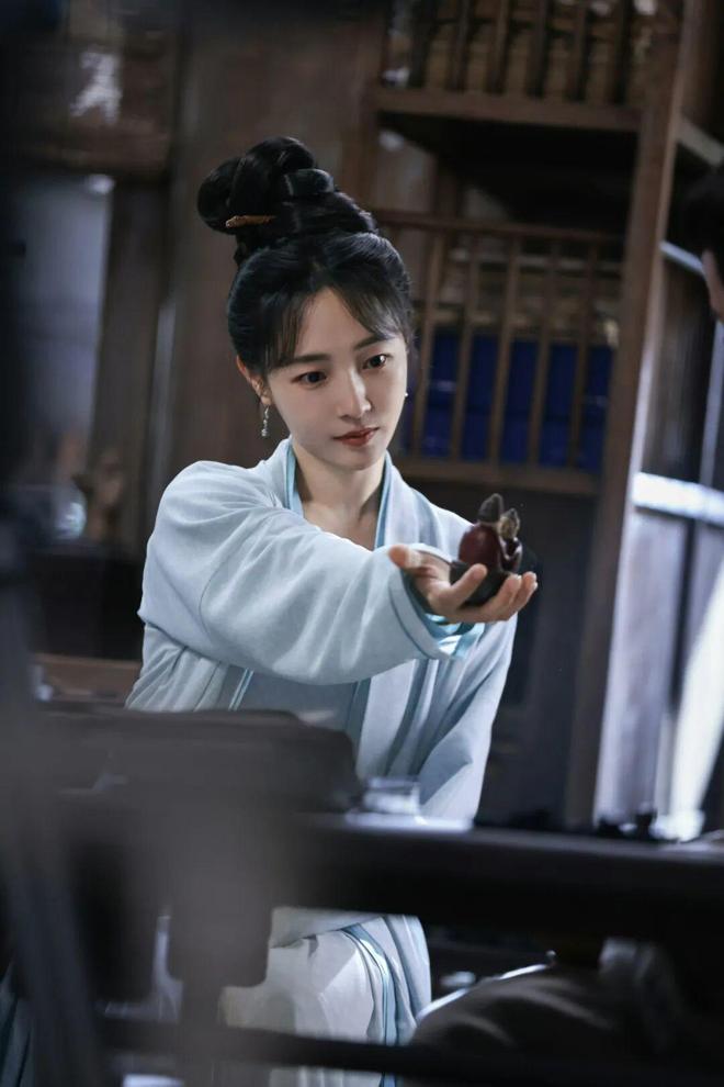 淡颜做浓事，火爆的白百合凭啥一句话捅了内娱马蜂窝？