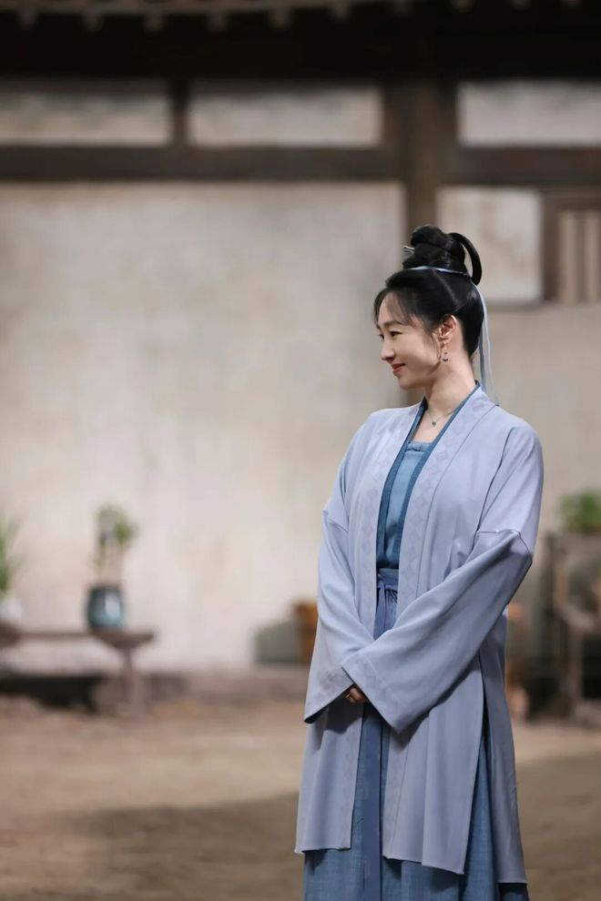 淡颜做浓事，火爆的白百合凭啥一句话捅了内娱马蜂窝？