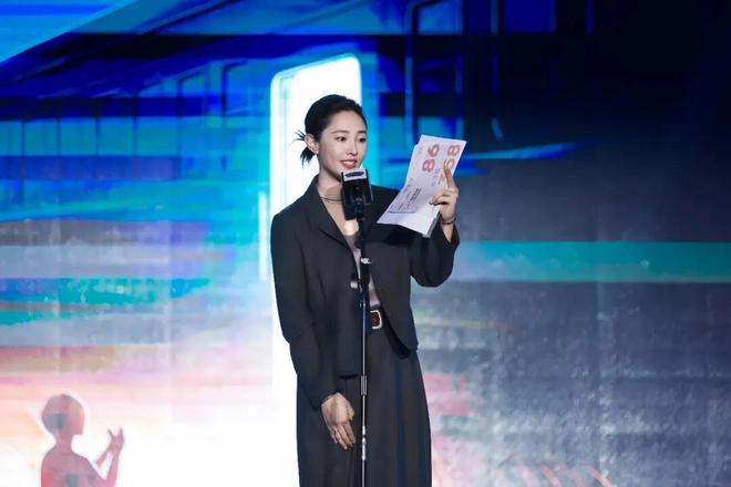 淡颜做浓事，火爆的白百合凭啥一句话捅了内娱马蜂窝？