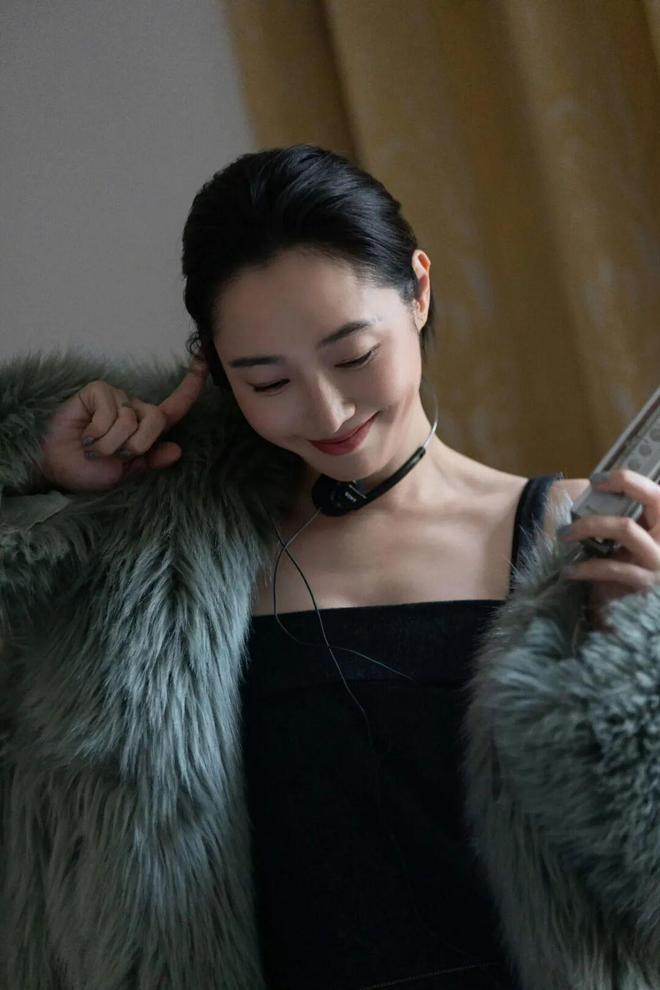 淡颜做浓事，火爆的白百合凭啥一句话捅了内娱马蜂窝？