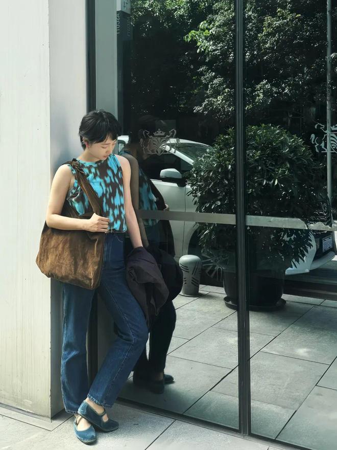 淡颜做浓事，火爆的白百合凭啥一句话捅了内娱马蜂窝？