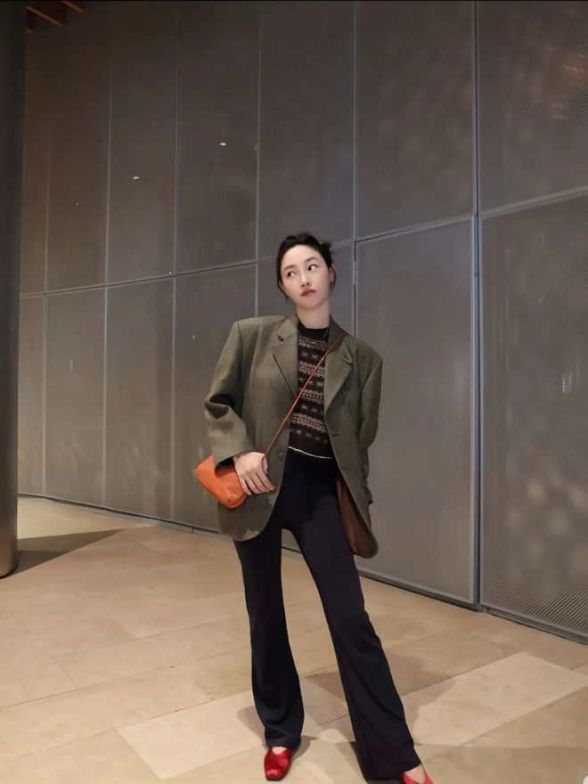 淡颜做浓事，火爆的白百合凭啥一句话捅了内娱马蜂窝？