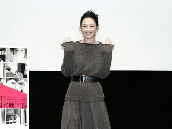 淡颜做浓事，火爆的白百合凭啥一句话捅了内娱马蜂窝？