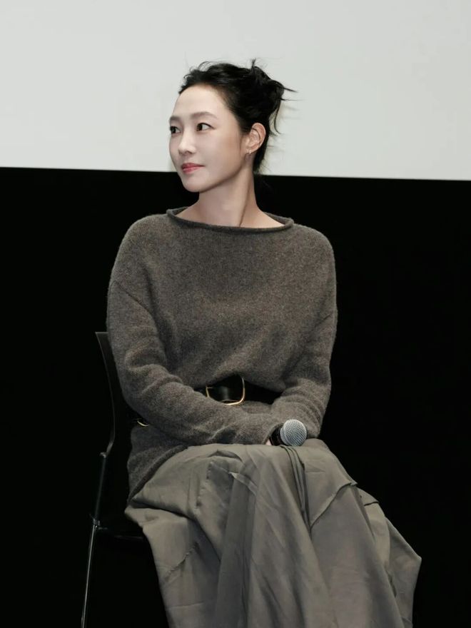 淡颜做浓事，火爆的白百合凭啥一句话捅了内娱马蜂窝？