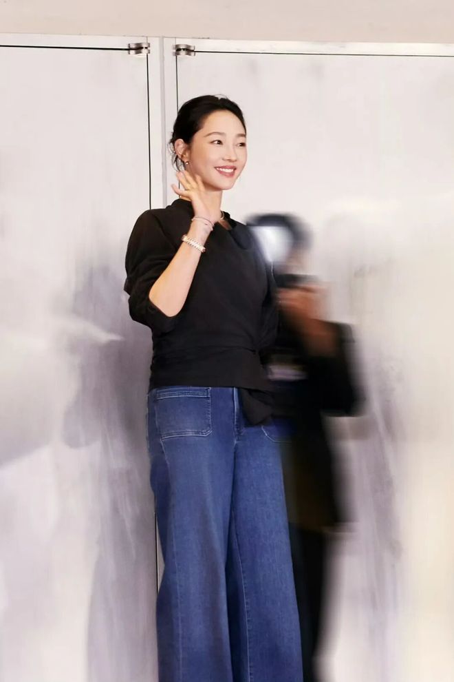 淡颜做浓事，火爆的白百合凭啥一句话捅了内娱马蜂窝？