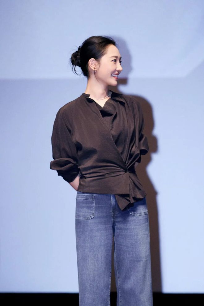 淡颜做浓事，火爆的白百合凭啥一句话捅了内娱马蜂窝？