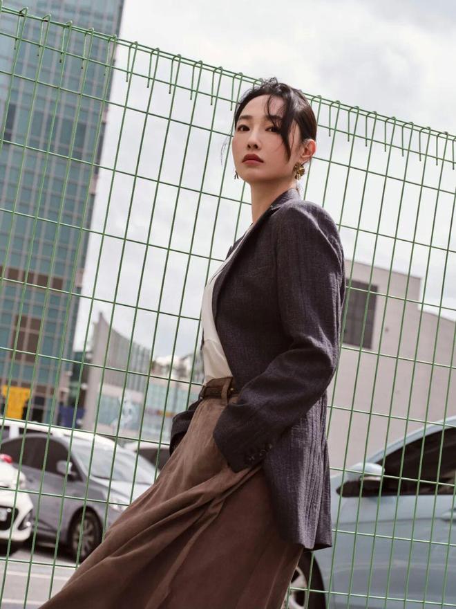 淡颜做浓事，火爆的白百合凭啥一句话捅了内娱马蜂窝？