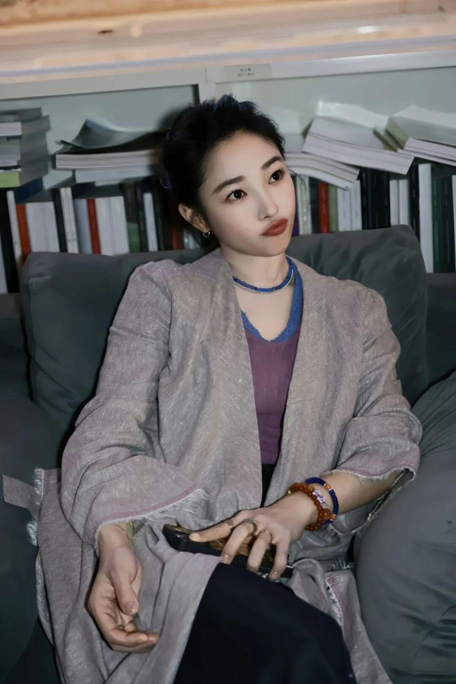 淡颜做浓事，火爆的白百合凭啥一句话捅了内娱马蜂窝？