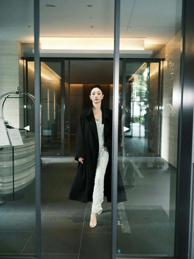 淡颜做浓事，火爆的白百合凭啥一句话捅了内娱马蜂窝？