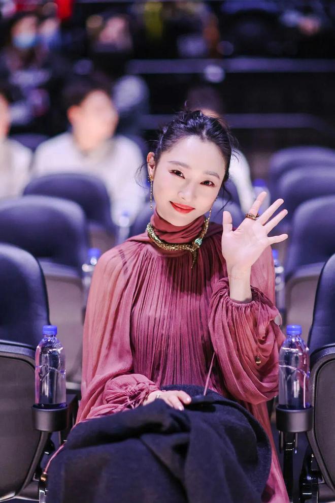 淡颜做浓事，火爆的白百合凭啥一句话捅了内娱马蜂窝？