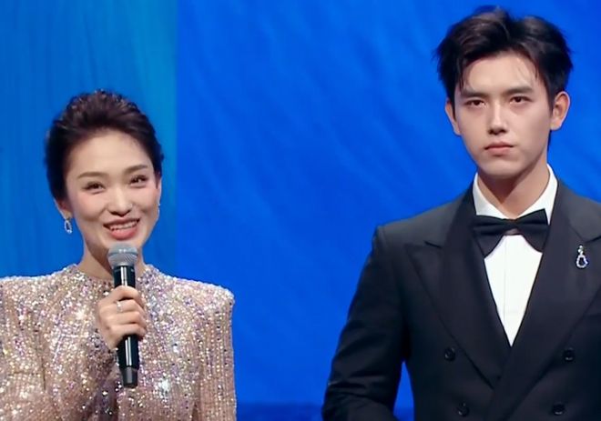 金鸡奖开幕星光黯淡，周冬雨开场陈飞宇主持，网友感慨电影圈萧条