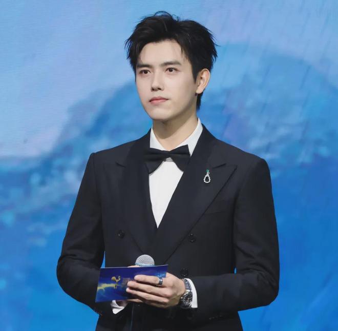 金鸡奖开幕星光黯淡，周冬雨开场陈飞宇主持，网友感慨电影圈萧条