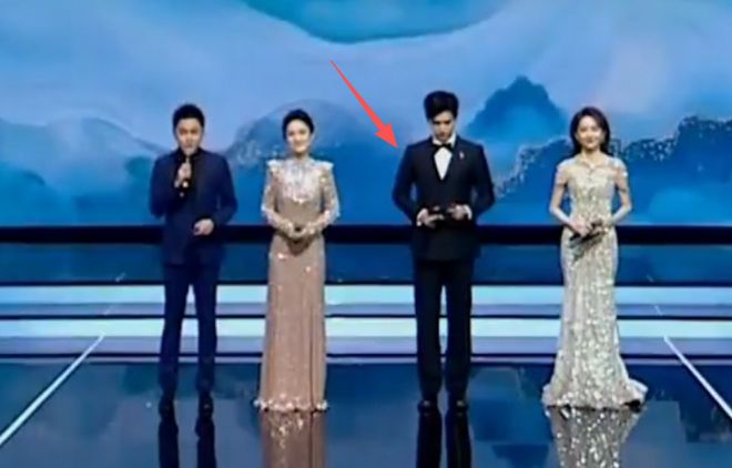 金鸡奖开幕星光黯淡，周冬雨开场陈飞宇主持，网友感慨电影圈萧条