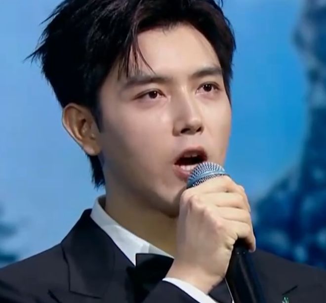 金鸡奖开幕星光黯淡，周冬雨开场陈飞宇主持，网友感慨电影圈萧条