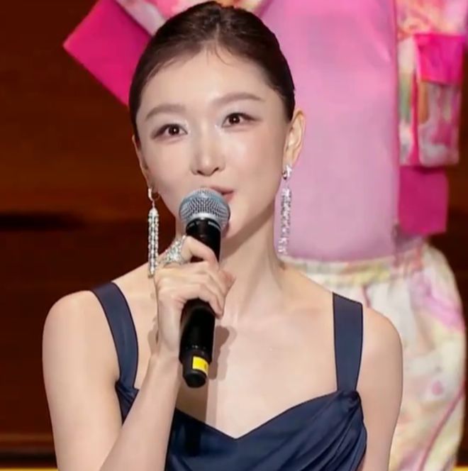 金鸡奖开幕星光黯淡，周冬雨开场陈飞宇主持，网友感慨电影圈萧条