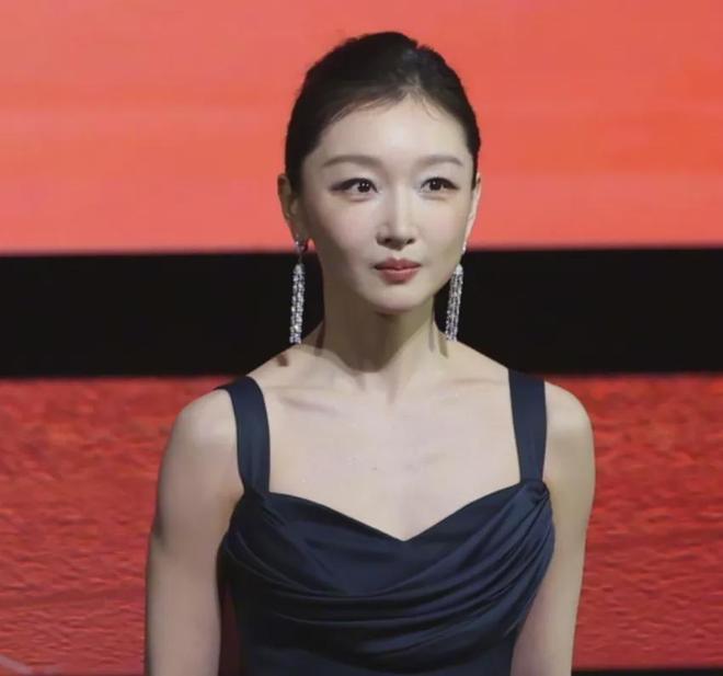 金鸡奖开幕星光黯淡，周冬雨开场陈飞宇主持，网友感慨电影圈萧条