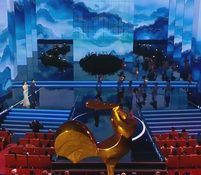 金鸡奖开幕星光黯淡，周冬雨开场陈飞宇主持，网友感慨电影圈萧条