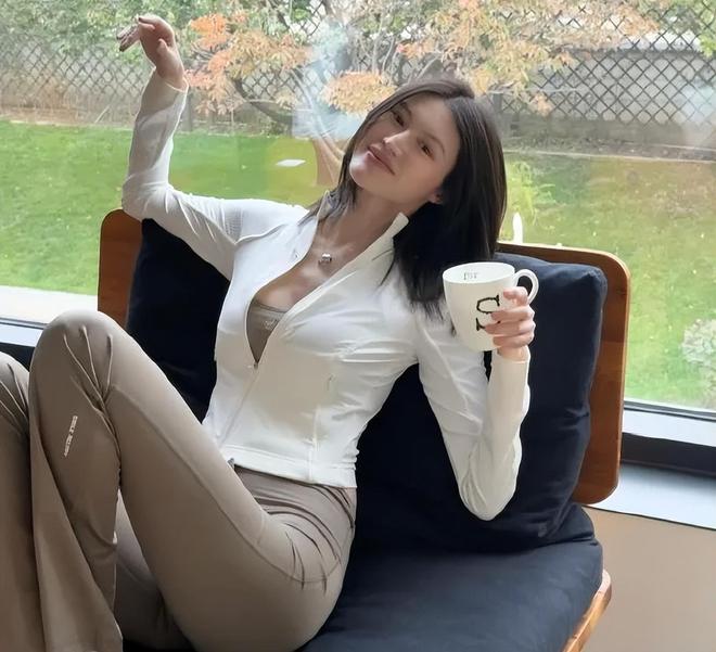 何穗首晒产后美照！身材苗条丰满，被质疑传递焦虑，本人连忙删图