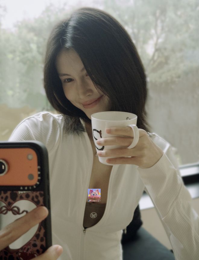 何穗首晒产后美照！身材苗条丰满，被质疑传递焦虑，本人连忙删图