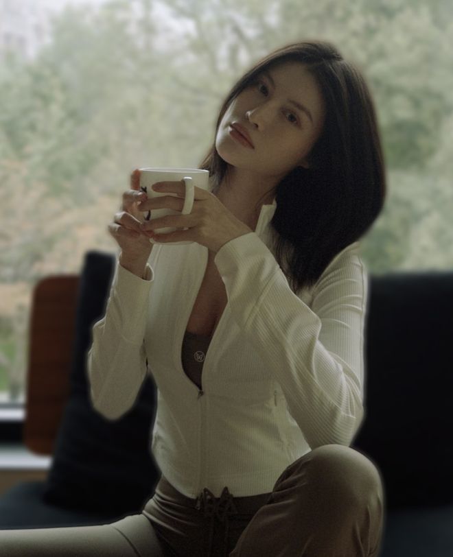 何穗首晒产后美照！身材苗条丰满，被质疑传递焦虑，本人连忙删图