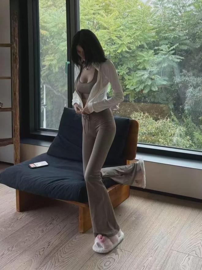 何穗首晒产后美照！身材苗条丰满，被质疑传递焦虑，本人连忙删图